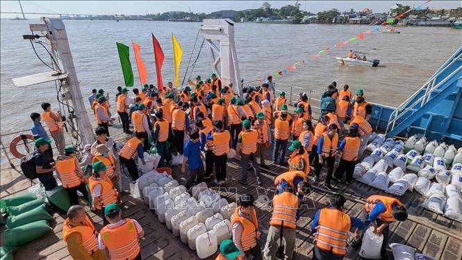 Hoạt động thả cá tái tạo nguồn lợi thuỷ sản năm nay nhận được sự hưởng ứng tích cực của các sở, ban, ngành, đoàn thể, các tổ chức, cá nhân và đông đảo bà con nhân dân với tổng số tiền đóng góp gần 390 triệu đồng. Ảnh: Công Mạo-TTXVN