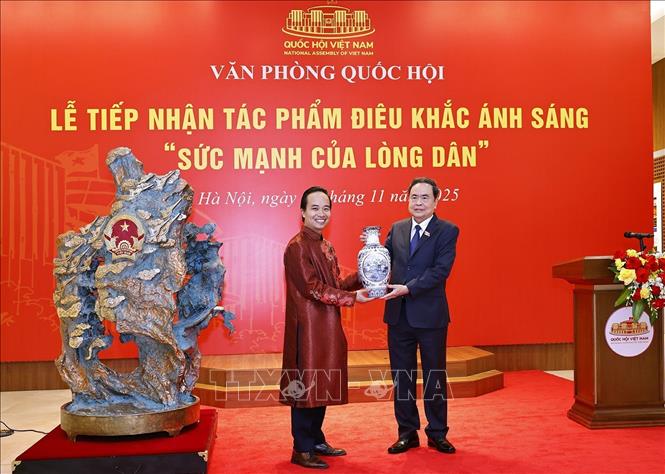 Chủ tịch Quốc hội Trần Thanh Mẫn tặng quà cho nghệ nhân Bùi Văn Tự. Ảnh: Doãn Tấn - TTXVN