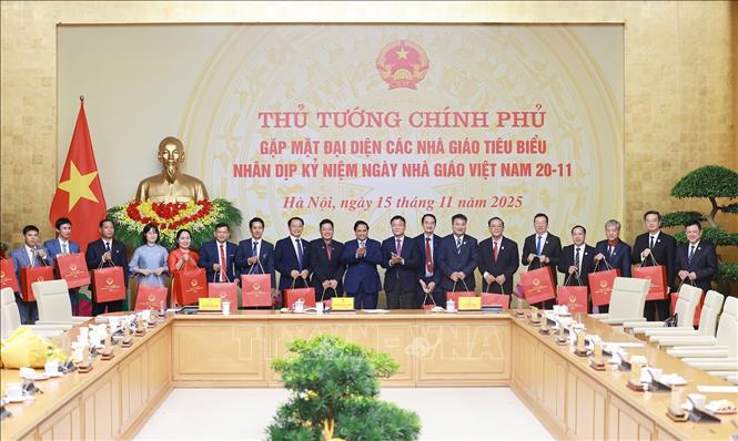 
Thủ tướng Phạm Minh Chính tặng quà cho các nhà giáo tiêu biểu toàn quốc. Ảnh: Dương Giang-TTXVN
