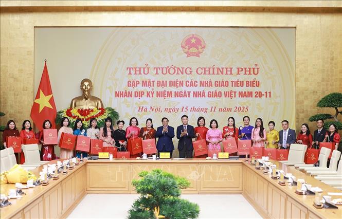 Thủ tướng Phạm Minh Chính tặng quà cho các nhà giáo tiêu biểu toàn quốc. Ảnh: Dương Giang-TTXVN