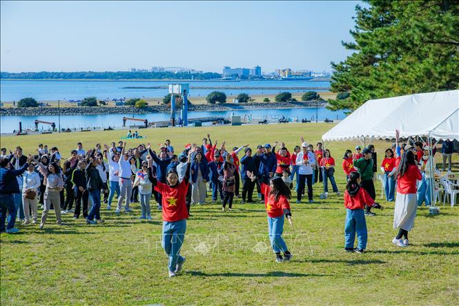 Gia đình thành viên các cơ quan đại diện ASEAN cùng nhau hòa nhịp trong tiết mục văn nghệ chào đón. Ảnh: Xuân Giao – PV TTXVN tại Nhật Bản