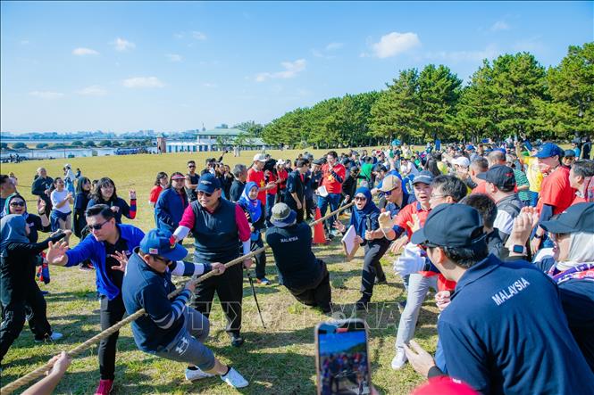 Kéo co luôn là trò chơi hấp dẫn nhất trong chương trình. Ảnh: Xuân Giao – PV TTXVN tại Nhật Bản