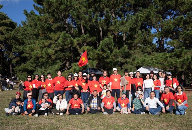 Gia đình các thành viên Đại sứ quán Việt Nam chụp ảnh kỷ niệm. Ảnh: Xuân Giao – PV TTXVN tại Nhật Bản