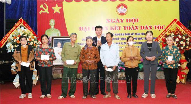 Chủ tịch UBND tỉnh Ninh Bình Trần Huy Tuấn tặng quà cho các gia đình có hoàn cảnh khó khăn. Ảnh: Nguyễn Chinh - TTXVN