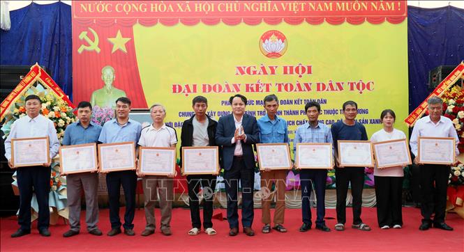 Trao Giấy chứng nhận Gia đình văn hóa tiêu biểu năm 2025 cho các gia đình tại tổ dân phố Thanh Nộn 2. Ảnh: Nguyễn Chinh - TTXVN