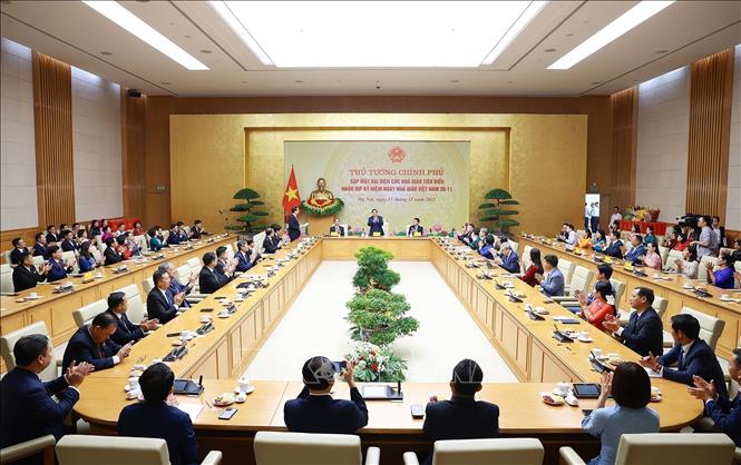 Prime Minister Pham Minh Chinh meets with outstanding education administrators, lecturers and teachers. VNA Photo: Dương Giang