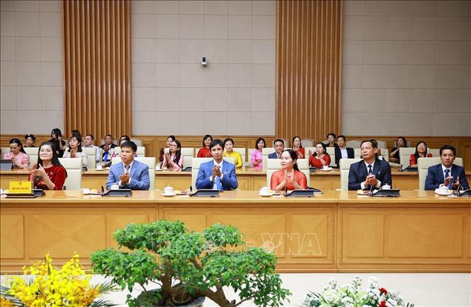 Prime Minister Pham Minh Chinh meets with outstanding education administrators, lecturers and teachers. VNA Photo: Dương Giang