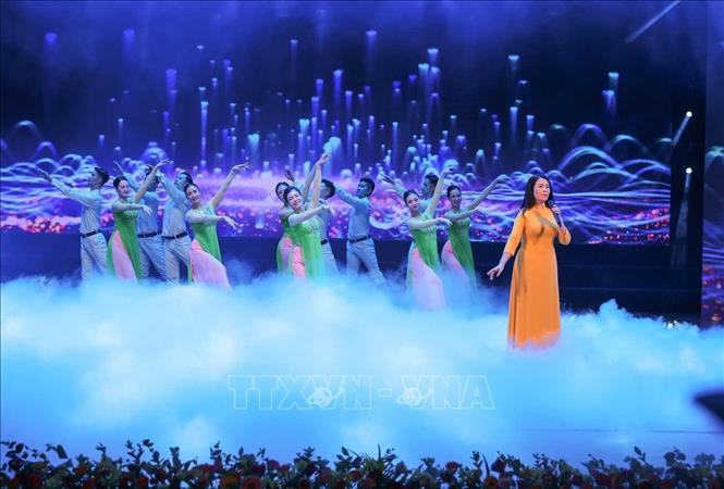 Tiết mục văn nghệ biểu diễn tại chương trình. Ảnh: Hoàng Hiếu - TTXVN