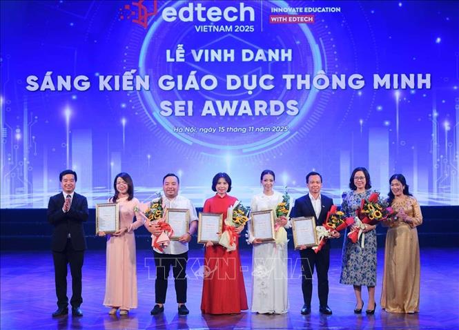 Ban tổ chức tặng thư và hoa cho các đơn vị có nhiều đóng góp cho chương trình. Ảnh: Hoàng Hiếu - TTXVN