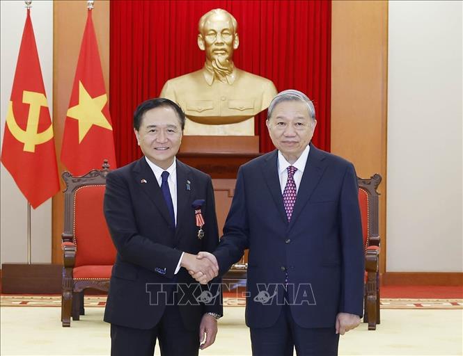 Party General Secretary To Lam receives Kuroiwa Yuji, Governor of Kanagawa prefecture. VNA Photo: Thống Nhất 