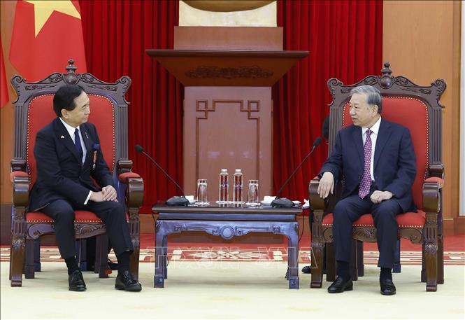Party General Secretary To Lam receives Kuroiwa Yuji, Governor of Kanagawa prefecture. VNA Photo: Thống Nhất 