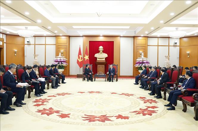 Party General Secretary To Lam receives Kuroiwa Yuji, Governor of Kanagawa prefecture. VNA Photo: Thống Nhất 