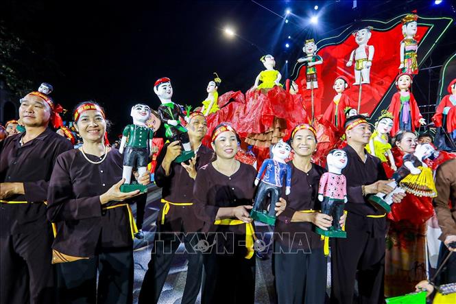 Phường múa rối Đào Thục tại Lễ hội múa rối Hà Nội 2025. Ảnh: Khánh Hoà - TTXVN
