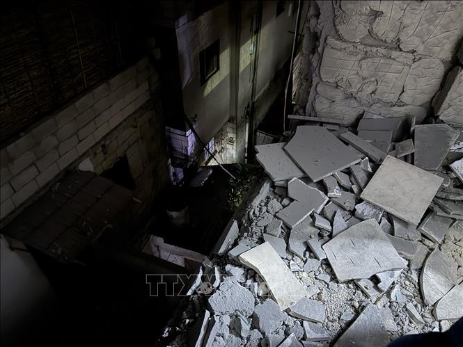 Căn nhà đổ nát sau hai vụ nổ ở quận Mezzeh, thủ đô Damascus, Syria ngày 14/11/2025. Ảnh: Anadolu Agency/TTXVN