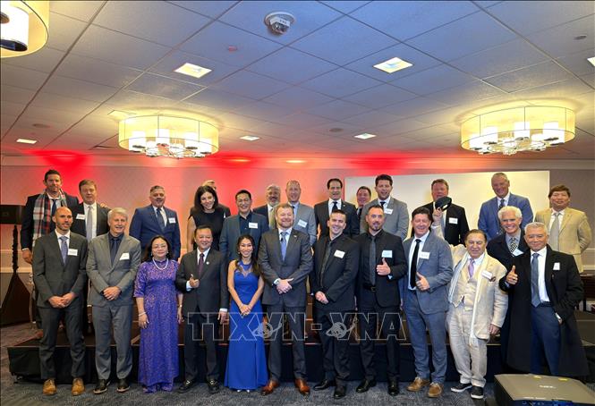 Các đại biểu tham dự sự kiện chụp ảnh chung. Ảnh: Ngọc Quang, PV TTXVN tại Mỹ.