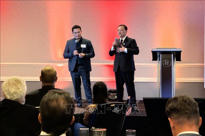 Chủ tịch Hội đồng quản trị kiêm Tổng Giám đốc VIPTAM Group Nguyễn Thanh Tuấn (bên phải) giới thiệu về mô hình hợp tác với Inlog. Ảnh: Ngọc Quang, PV TTXVN tại Mỹ.