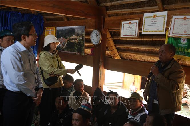 Ông Riah Đưm, nguyên Bí thư Đảng ủy xã Ch’ơm cảm ơn lãnh đạo thành phố Đà Nẵng đã chăm lo kịp thời cho bà con. Ảnh: Anh Dũng - TTXVN