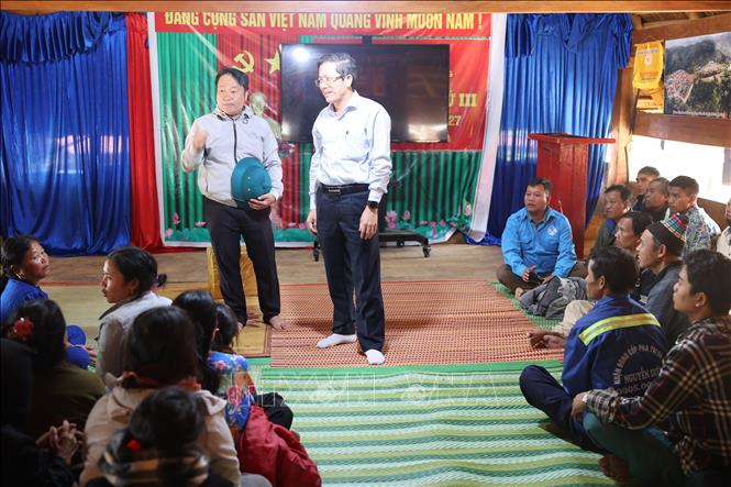 Lãnh đạo thành phố Đà Nẵng yêu cầu chính quyền xã Hùng Sơn phải chăm lo đời sống cho nhân dân khu vực di dời thật tốt, đảm bảo đầy đủ lương thực, thực phẩm, nước uống. Ảnh: Anh Dũng – TTXVN