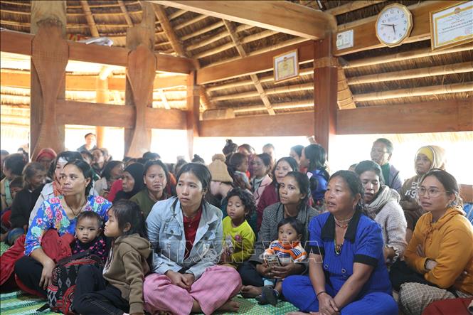 Ông Trần Nam Hưng, Phó Chủ tịch UBND thành phố Đà Nẵng đã thăm hỏi, động viên bà con được di dời về nhà sinh hoạt cộng đồng tránh trú do ảnh hưởng của sạt lở núi. Ảnh: Anh Dũng – TTXVN