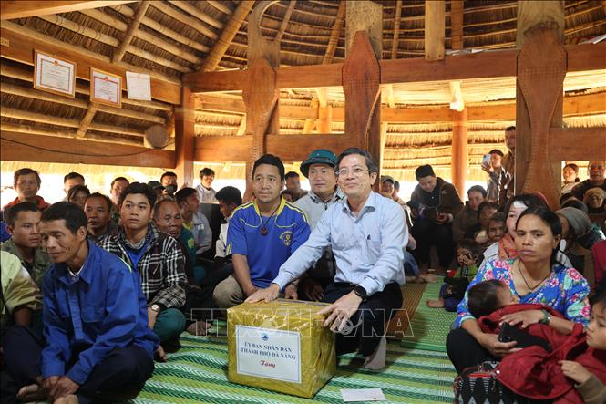 Lãnh đạo thành phố Đà Nẵng trao quà của UBND thành phố cho bà con nhân dân 02 thôn G'Lao và H'Juh bị ảnh hưởng do sạt lở. Ảnh: Anh Dũng – TTXVN