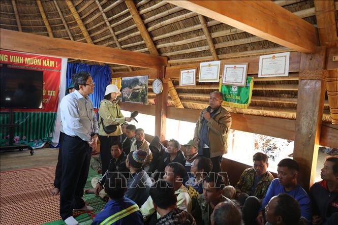 Ông Trần Nam Hưng, Phó Chủ tịch UBND thành phố Đà Nẵng đã thăm hỏi, động viên bà con được di dời về nhà sinh hoạt cộng đồng tránh trú do ảnh hưởng của sạt lở núi. Ảnh: Anh Dũng – TTXVN