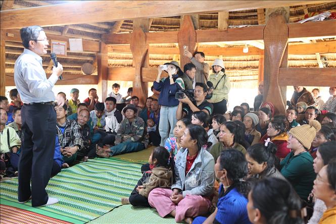 Ông Trần Nam Hưng, Phó Chủ tịch UBND thành phố Đà Nẵng đã thăm hỏi, động viên bà con được di dời về nhà sinh hoạt cộng đồng tránh trú do ảnh hưởng của sạt lở núi. Ảnh: Anh Dũng – TTXVN