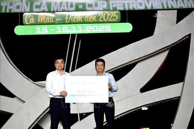 Nhà tài trợ trao biển tài trợ “Triệu bước chân – Thắp sáng niềm tin”. Ảnh: Chanh Đa-TTXVN