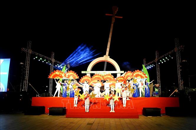 Chương trình văn nghệ chào mừng lễ khai mạc giải Marathon - Cà Mau 2025. Ảnh: Chanh Đa-TTXVN