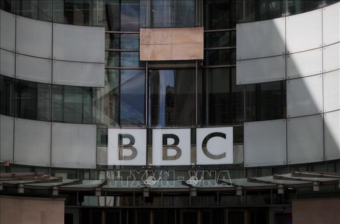 Biểu tượng của đài BBC tại trụ sở hãng ở London, Anh. Ảnh: REUTERS/TTXVN