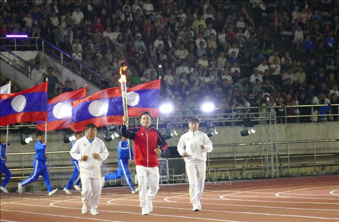 Rước đuốc tại sự kiện. Ảnh: Xuân Tú - PV TTXVN tại Lào