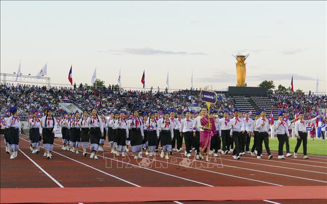 Các đoàn diễu hành Lễ khai mạc Đại hội Thể thao toàn quốc lần thứ 12 của Lào. Ảnh: Xuân Tú - PV TTXVN tại Lào