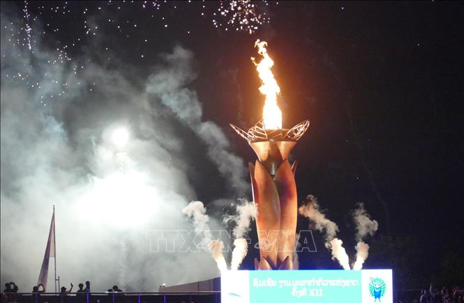Ngọn đuốc biểu tượng tại sự kiện. Ảnh: Xuân Tú - PV TTXVN tại Lào