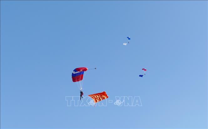 Màn nhảy dù ngoạn mục từ độ cao 2.000 m tại sự kiện của các cán bộ, chiến sĩ nam và nữ thuộc Bộ Quốc phòng Lào. Ảnh: Xuân Tú - PV TTXVN tại Lào