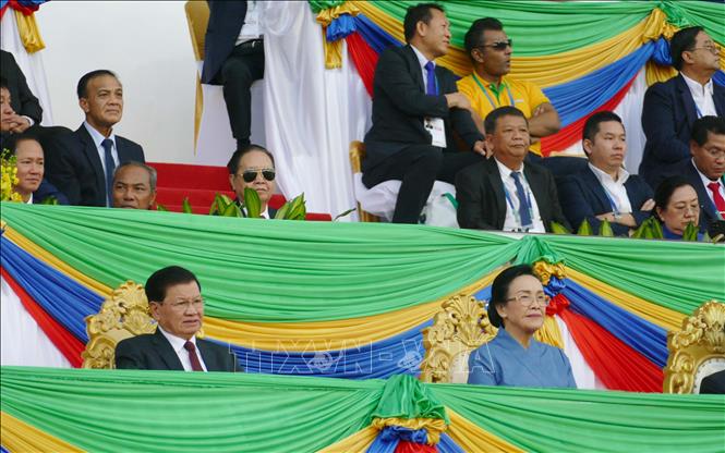 Tổng Bí thư, Chủ tịch nước Lào Thongloun Sisoulith cùng Phu nhân tham dự sự kiện. Ảnh: Xuân Tú - PV TTXVN tại Lào