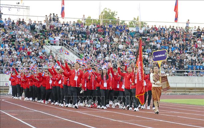 Các đoàn diễu hành Lễ khai mạc Đại hội Thể thao toàn quốc lần thứ 12 của Lào. Ảnh: Xuân Tú - PV TTXVN tại Lào