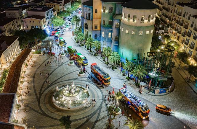 Dòng xe đổ về vui chơi tại Sunset Town vào buổi tối, đặc khu Phú Quốc. Ảnh: TTXVN phát