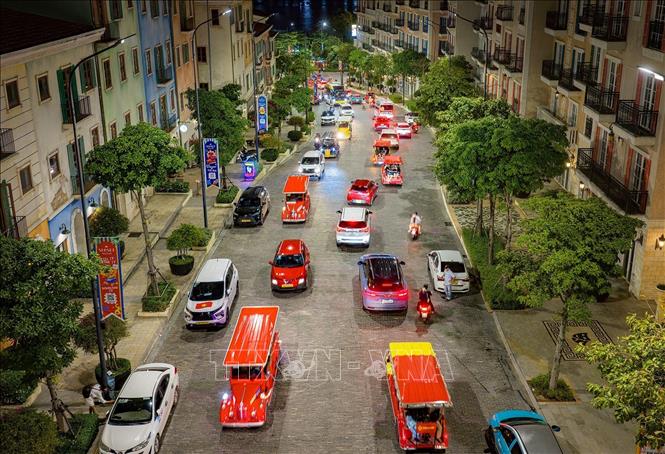 Dòng xe đổ về vui chơi tại Sunset Town vào buổi tối, đặc khu Phú Quốc. Ảnh: TTXVN phát