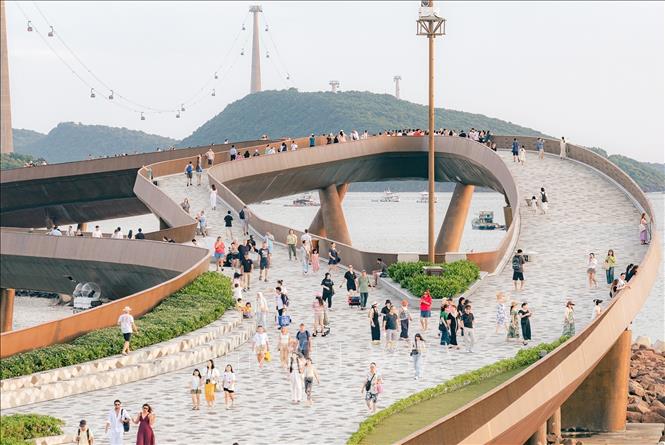 Du khách tham quan Cầu Hôn, đặc khu Phú Quốc. Ảnh: TTXVN phát