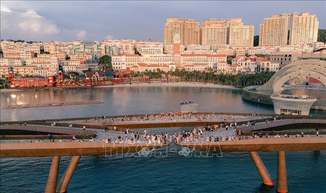 Du khách chụp ảnh lưu niệm, chờ ngắm hoàng hôn trên Cầu Hôn, đặc khu Phú Quốc. Ảnh: TTXVN phát