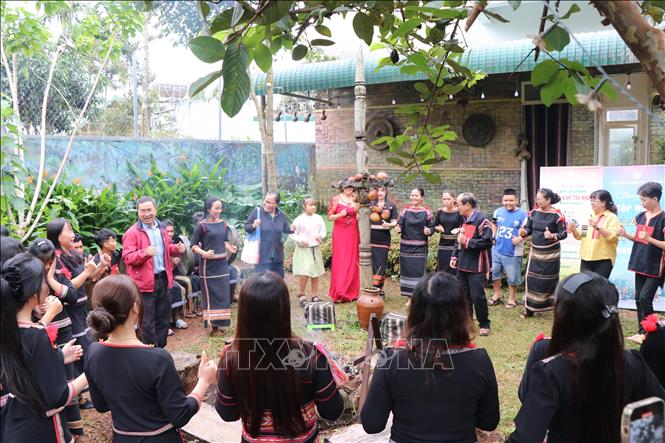Dak Lak province organizes many activities to teach gong playing and folk dance to preserve and promote traditional cultural values. VNA Photo: Nguyen Dung