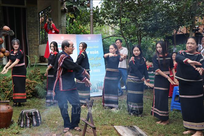 Meritorious Artist Vu Lan, Head of the Vietnam Folk Arts Association in Dak Lak, instructs students in dance movements. VNA Photo: Nguyen Dung