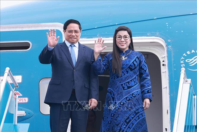 Thủ tướng Phạm Minh Chính và Phu nhân Lê Thị Bích Trân rời Hà Nội, lên đường thăm chính thức Kuwait, Algeria và tham dự Hội nghị Thượng đỉnh G20 tại Nam Phi. Ảnh: Dương Giang-TTXVN
