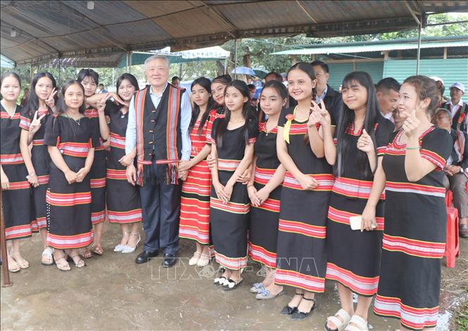 Phó Thủ tướng Thường trực Chính phủ Nguyễn Hòa Bình chụp ảnh lưu niệm cùng bà con thôn Chả Nhầy, xã Dục Nông. Ảnh: Cao Nguyên - TTXVN