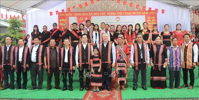 Phó Thủ tướng Thường trực Chính phủ Nguyễn Hòa Bình chụp ảnh lưu niệm cùng bà con thôn Chả Nhầy, xã Dục Nông. Ảnh: Cao Nguyên - TTXVN