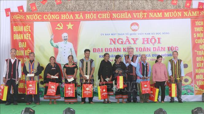 Phó Thủ tướng Thường trực Chính phủ Nguyễn Hòa Bình tặng quà cho bà con thôn Chả Nhầy, xã Dục Nông. Ảnh: Cao Nguyên - TTXVN