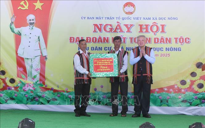 Phó Thủ tướng Thường trực Chính phủ Nguyễn Hòa Bình tặng quà cho bà con thôn Chả Nhầy, xã Dục Nông. Ảnh: Cao Nguyên - TTXVN