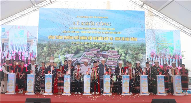 Phó Thủ tướng Thường trực Chính phủ Nguyễn Hòa Bình cùng các đại biểu bấm nút khởi công Trường Phổ thông nội trú liên cấp Tiểu học – Trung học cơ sở các xã biên giới đất liền tỉnh Quảng Ngãi. Ảnh: Cao Nguyên - TTXVN