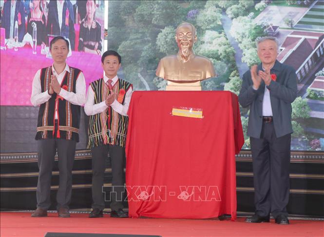 Phó Thủ tướng Thường trực Chính phủ Nguyễn Hòa Bình tặng Bức tượng chân dung Chủ tịch Hồ Chí Minh cho Trường Phổ thông nội trú liên cấp Tiểu học – Trung học cơ sở xã Dục Nông. Ảnh: Cao Nguyên - TTXVN