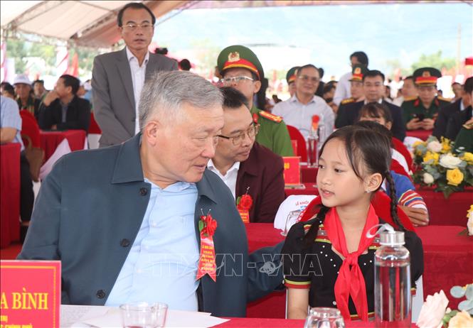 Phó Thủ tướng Thường trực Chính phủ Nguyễn Hòa Bình thăm hỏi các em học sinh tại Lễ khởi công xây dựng công trình Trường Phổ thông nội trú liên cấp Tiểu học – Trung học cơ sở các xã biên giới đất liền tỉnh Quảng Ngãi. Ảnh: Cao Nguyên - TTXVN