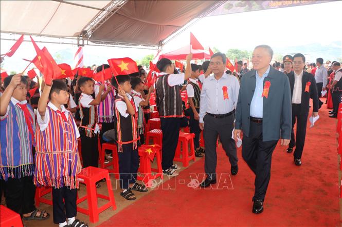 Phó Thủ tướng Thường trực Chính phủ Nguyễn Hòa Bình dự Lễ khởi công xây dựng công trình Trường Phổ thông nội trú liên cấp Tiểu học – Trung học cơ sở các xã biên giới đất liền tại điểm cầu chính xã Dục Nông, tỉnh Quảng Ngãi. Ảnh: Cao Nguyên - TTXVN